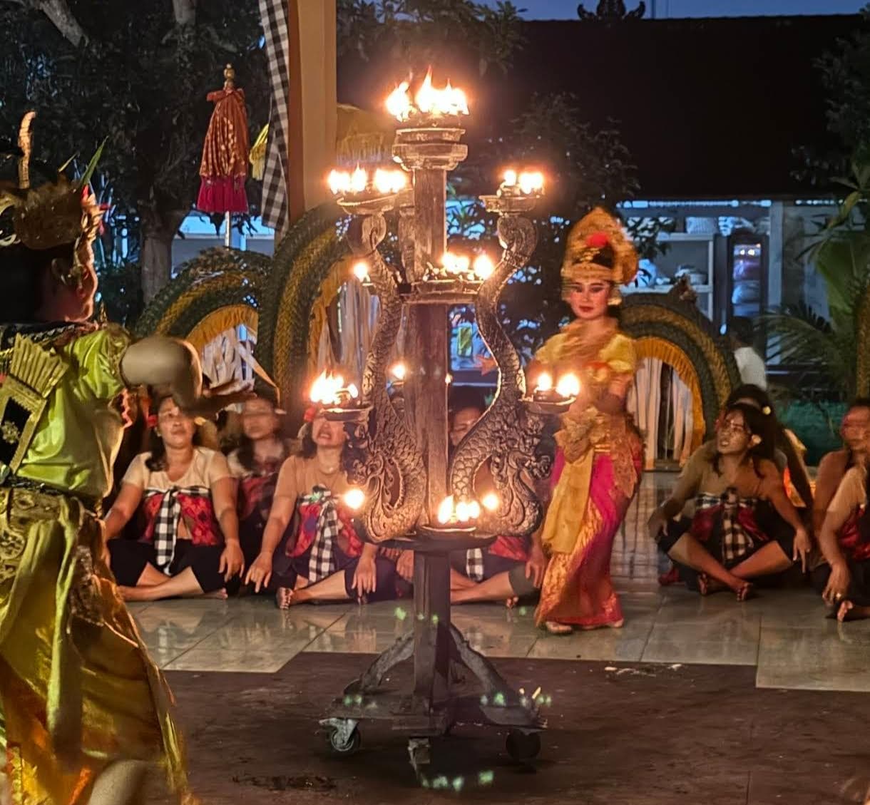 Pertunjukan Women Kecak & Api Epos Ramayana